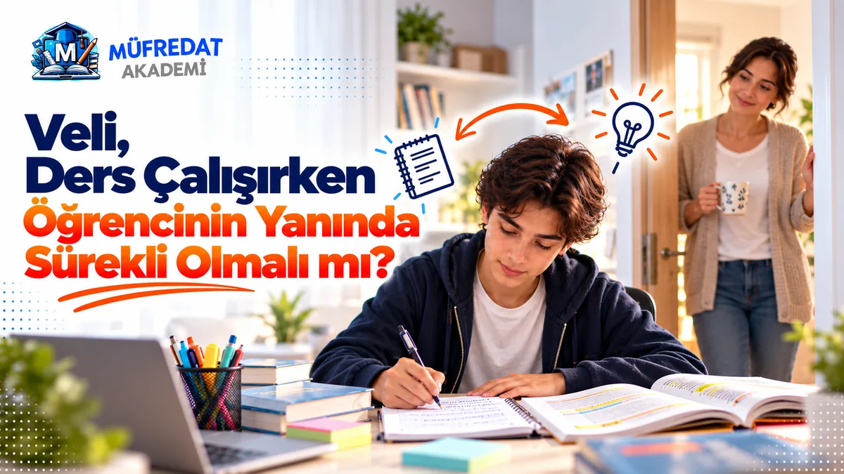 Kıvırcık saçlı bir genç masasında açık kitap ve defterle yazı yazarak çalışıyor; arka planda elinde kupayla kapı eşiğinde duran bir kadın onu uzaktan gülümseyerek izliyor; üstte defter ve ampul simgeleri arasında çift yönlü ok. Görseldeki başlık: Veli, Ders Çalışırken Öğrencinin Yanında Sürekli Olmalı mı?